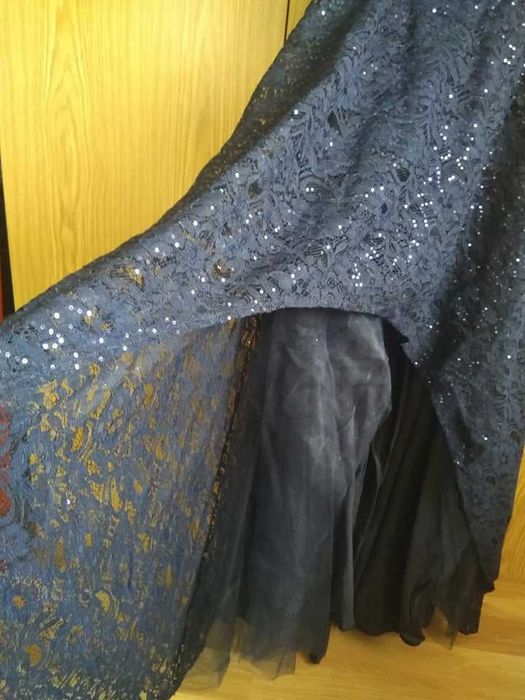 Официална рокля,обличана само за снимки.