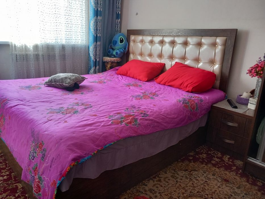 Спальный гарнитур.кровать ,две тумбы и трюио.