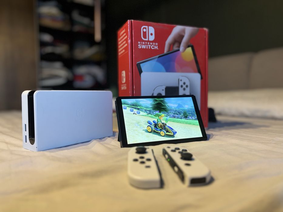 Nintendo Switch OLED с 50+ игри + кейс и стойка