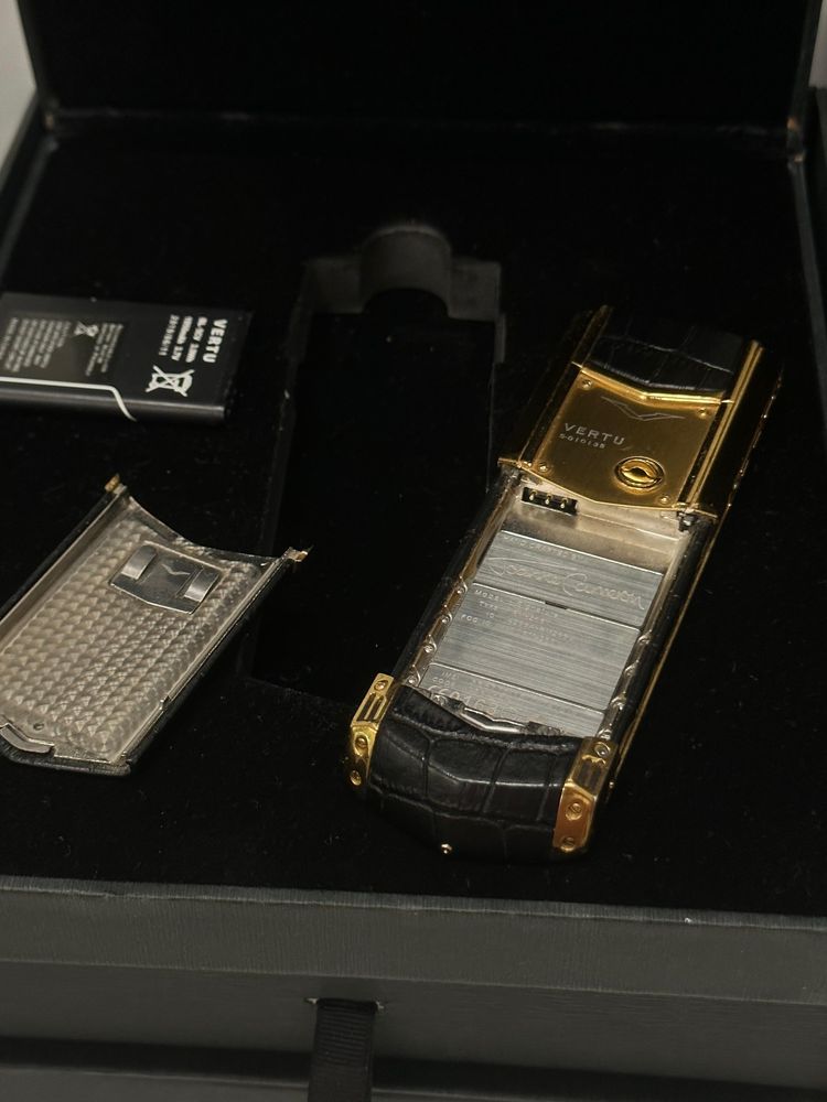 Vertu Signature Design Gold