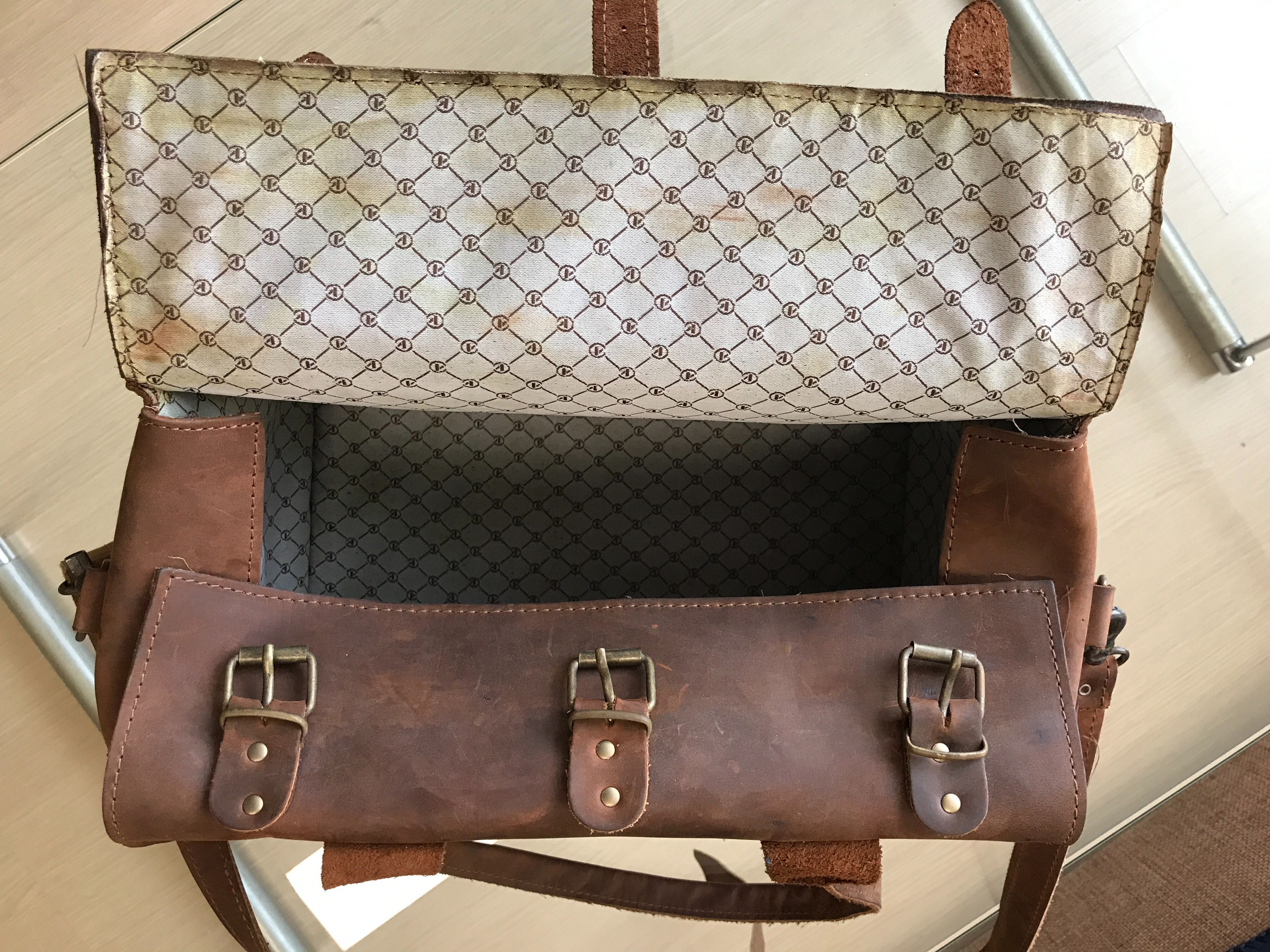 Чисто-нова ръчно изработена кожена чанта