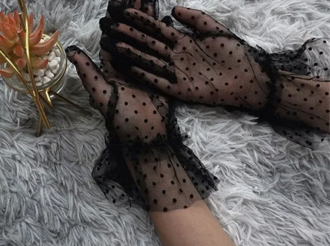 Элегантная женская шляпа с вуалью и перчатками