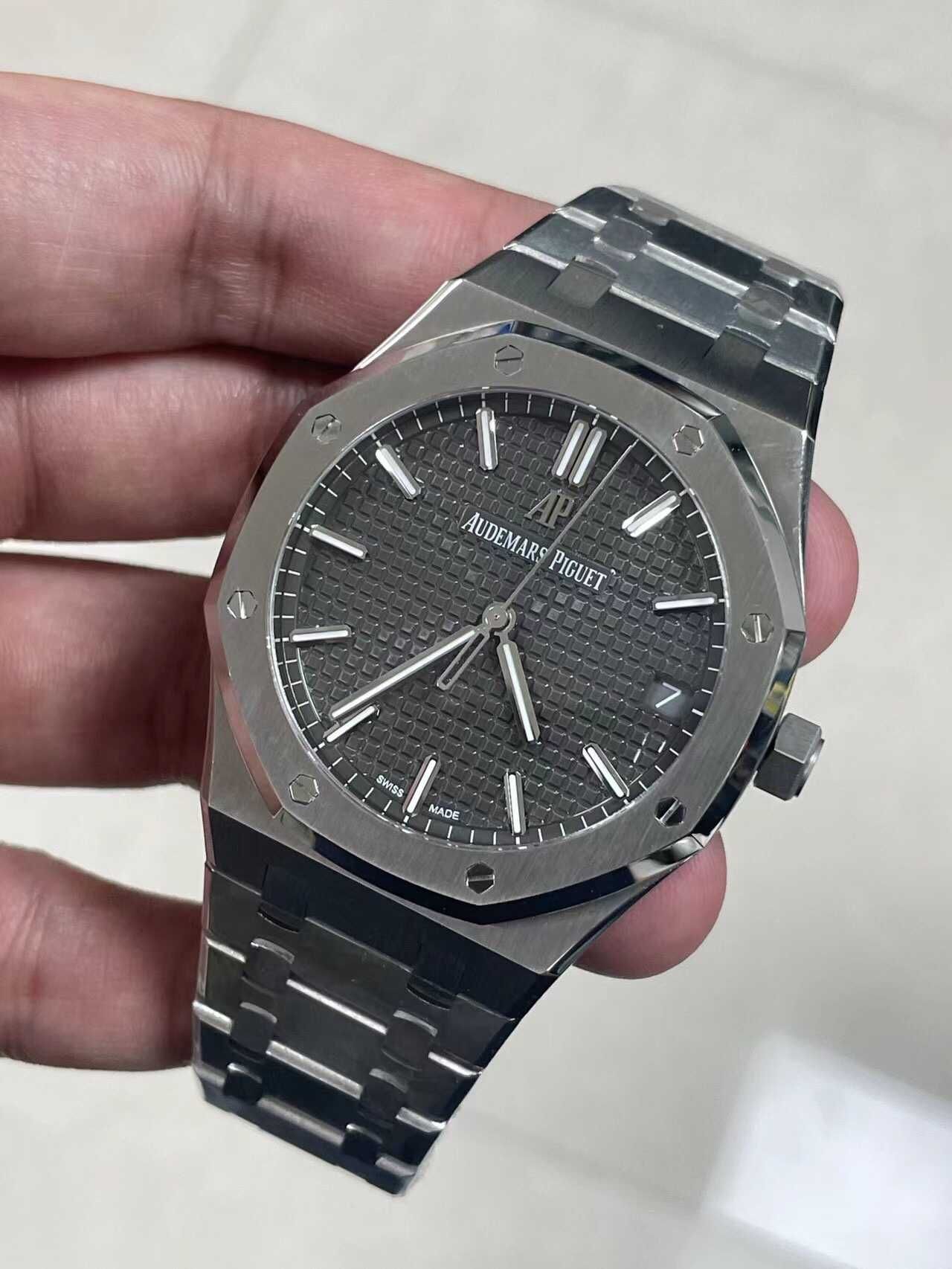 Audemars Piguet Royal Oak model nou / gry