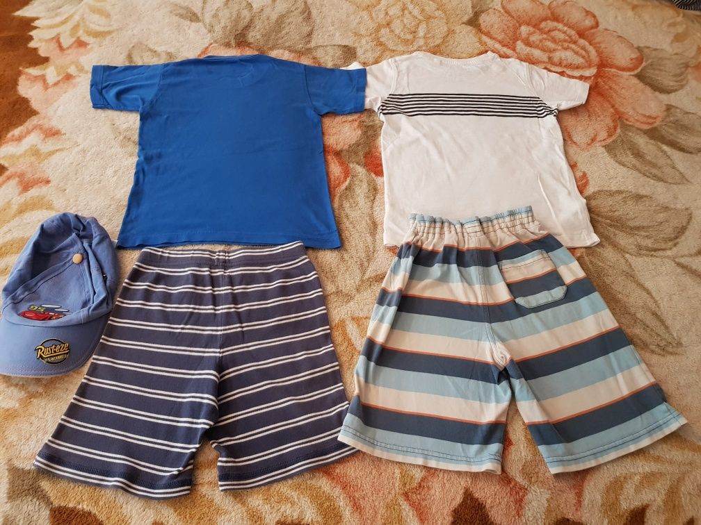 Lot vară,băieți,5-7 ani:tricouri,pantaloni scurți,gecuță fâș,șepci