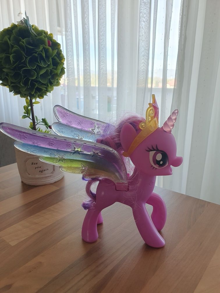 Figurină My Little Pony cu aripi strălucitoare.