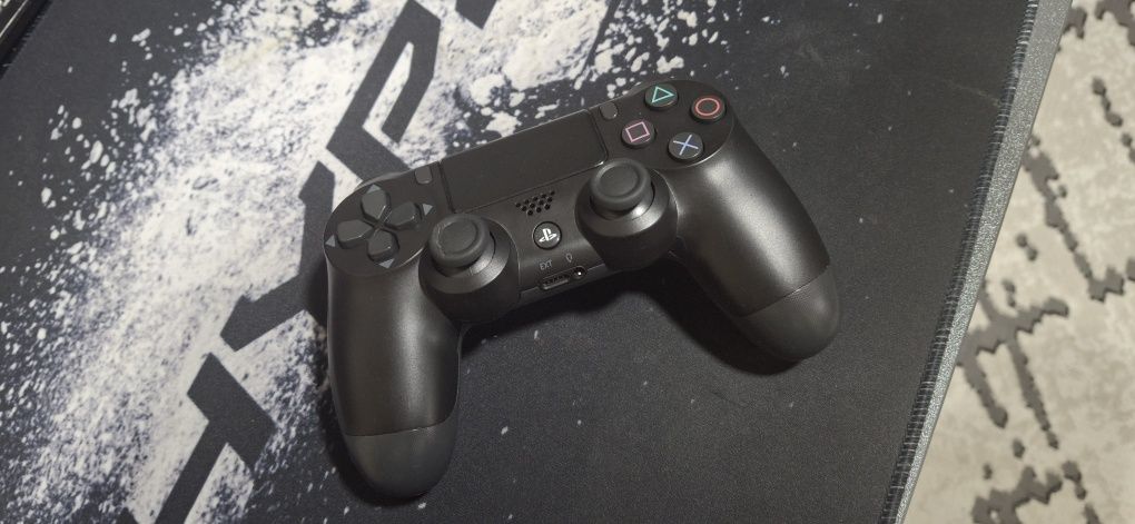 Оригинальный контроллер Sony DualShock 4 — рабочий, с небольшими потер