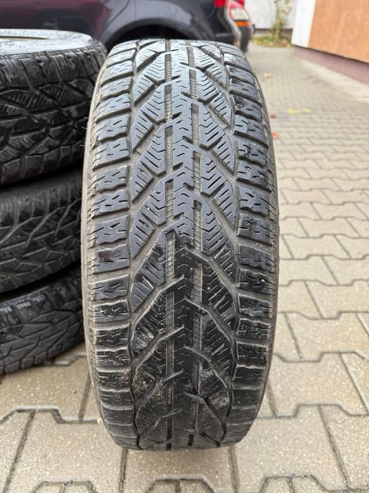 Set 4 roți de iarnă, jante de oțel și anvelope 215/60 R16.