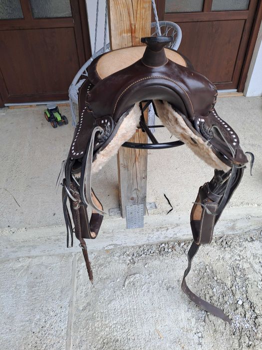 Vând șei western pentru călărie, diferite modele și culori .