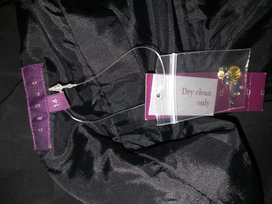 Rochia este noua de la firma Debut London