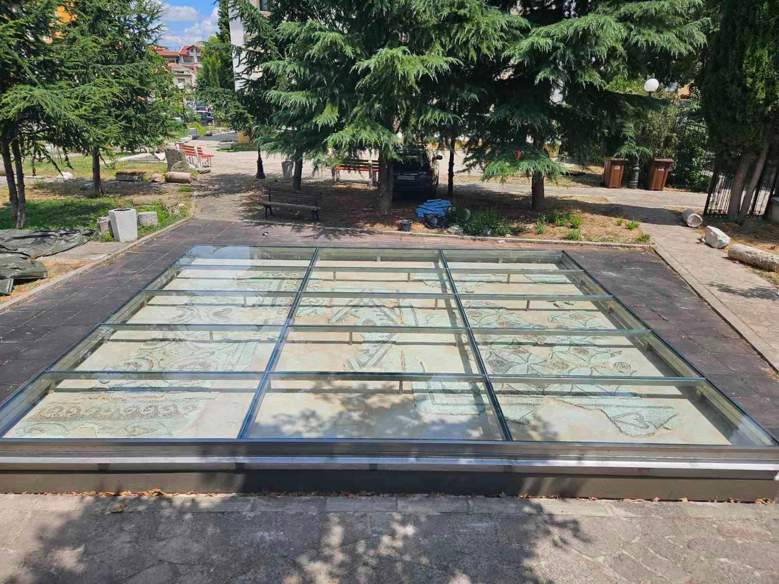 стъклен под от LUCHI
