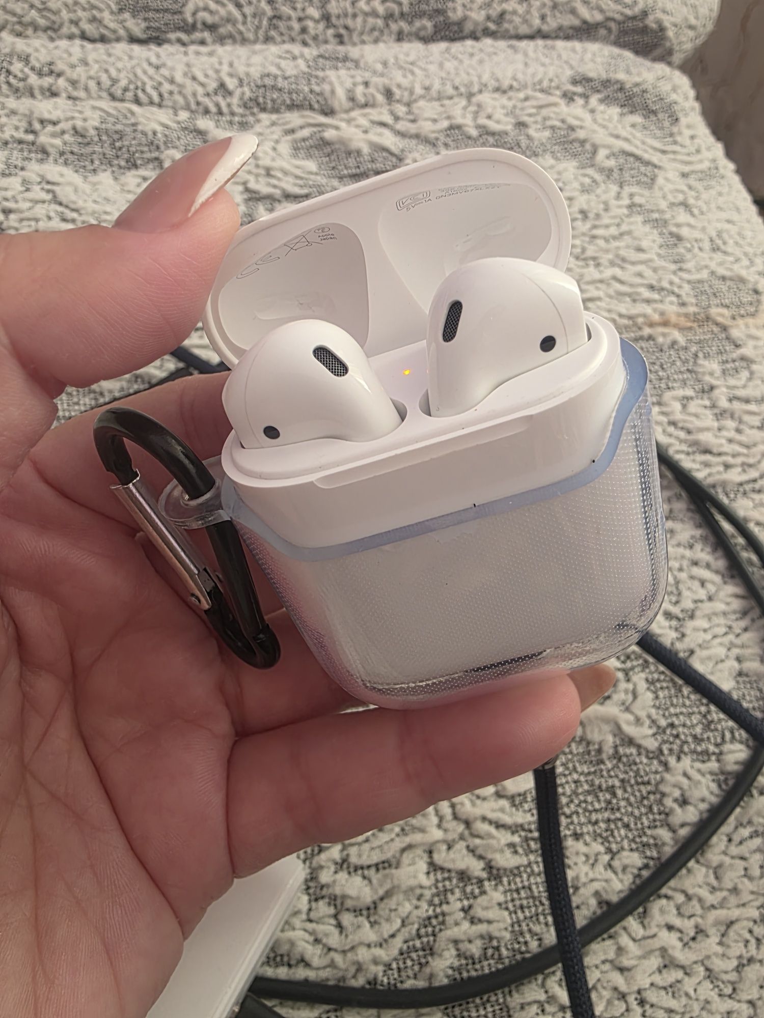 Продаётся AirPods почти новый долго не пользовались.