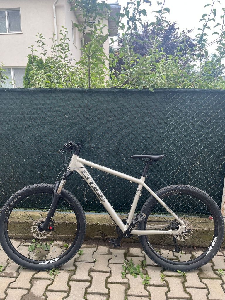 Bicicletă Cross.