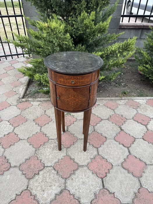 Comodină vintage cu blat de marmură și intarsii – stil Louis XVI