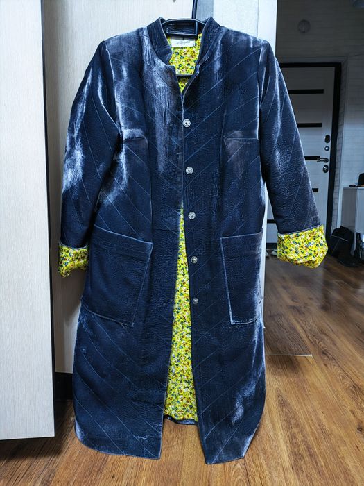 Сатылады. Шапан (сюртук) және етік