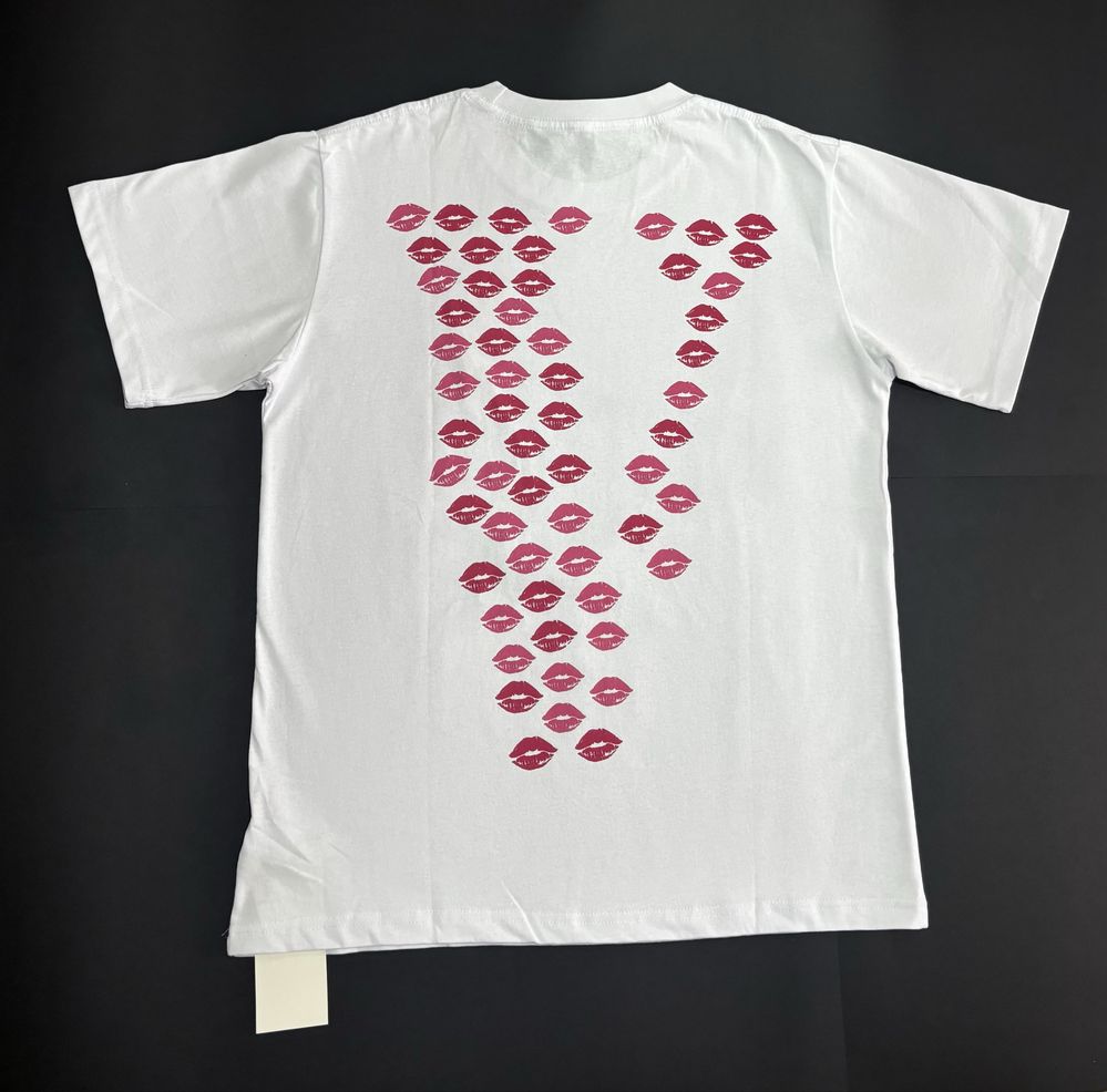 V-lone kisses t-shirt