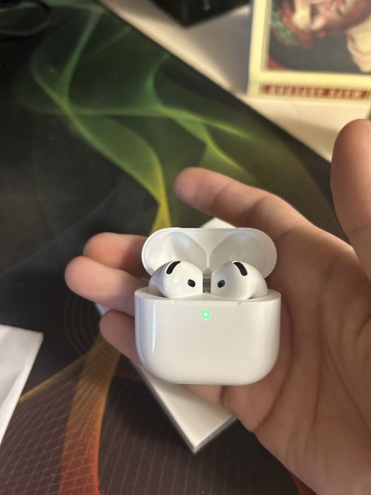 Airpods 4 (with noise cancellation)