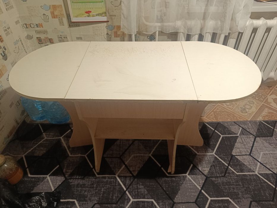 Кухонный стол  с двумя табуретками .в.хорошем.состоянии..продам