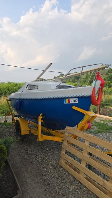 Se vinde barca cu motor velier