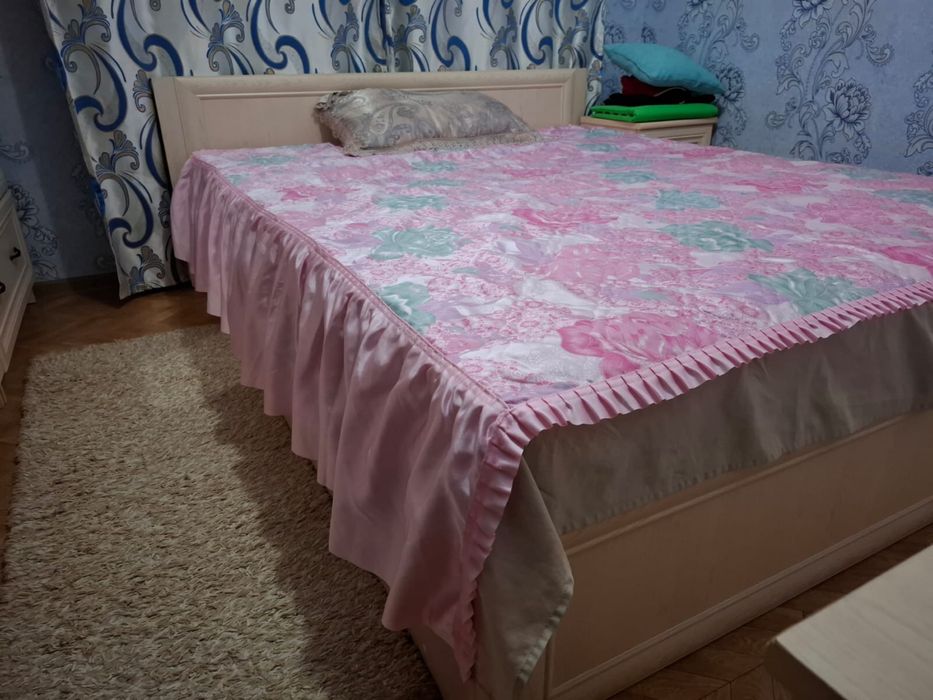 Продам двухспальную кровать с матрацем