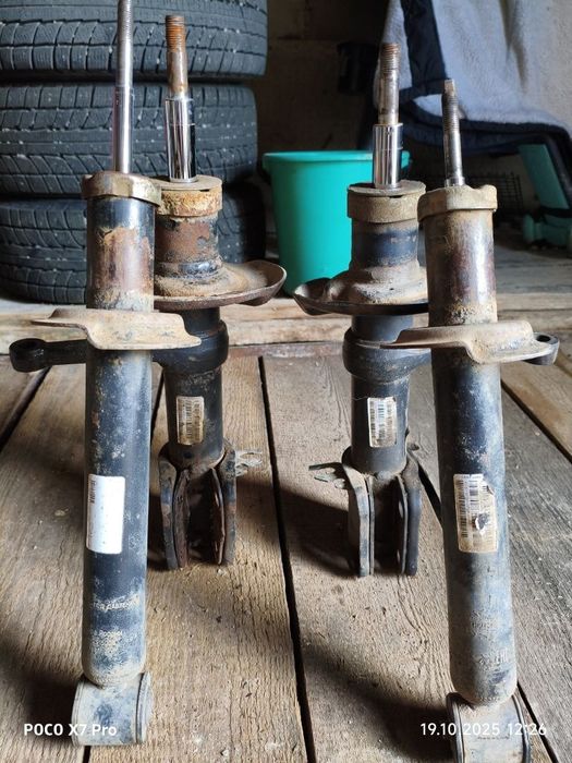 Продам амортизаторы на ладу гранту  б/у