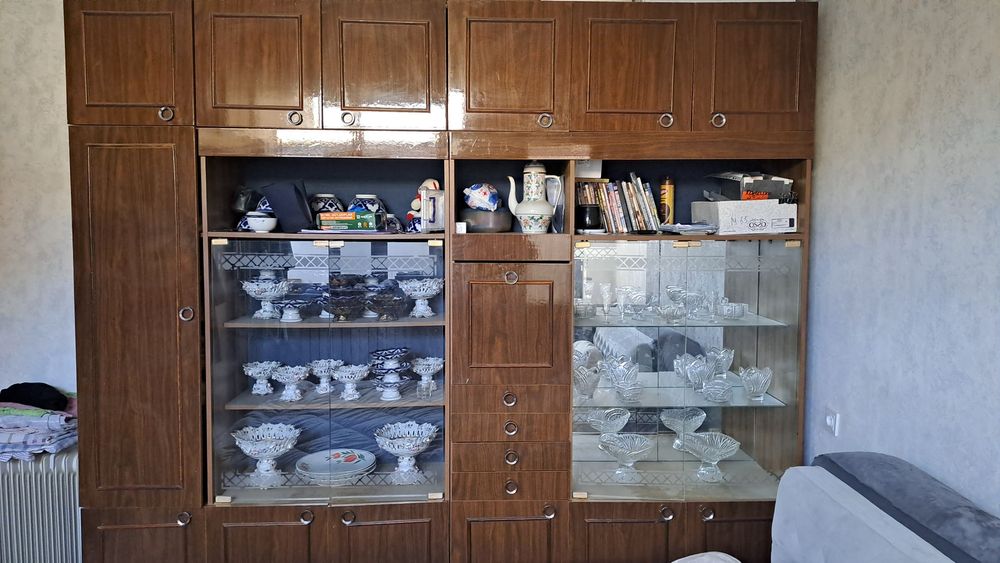 Стенка лакланган кадимги холати зур битта жойда турган