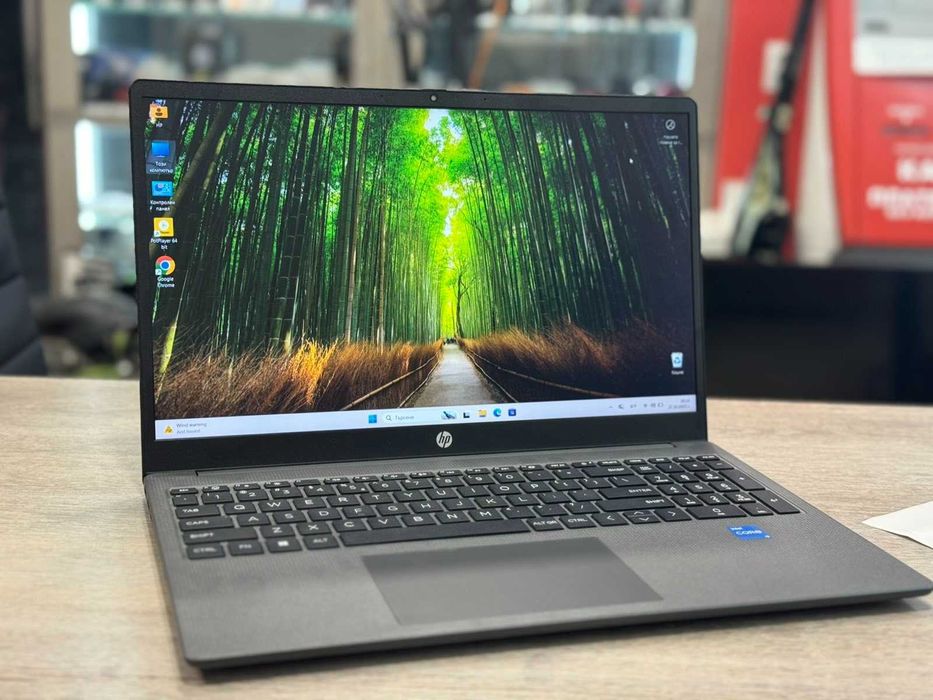 Лаптоп HP 250 G10 i3 Intel UHD Graphics
