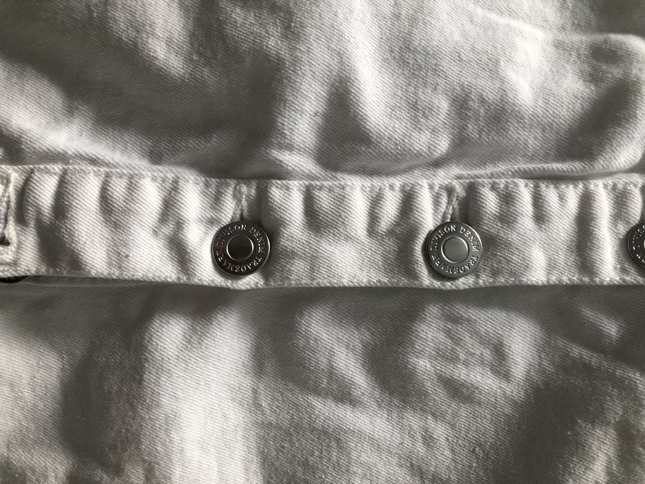 Джинсовая юбка белого цвета.