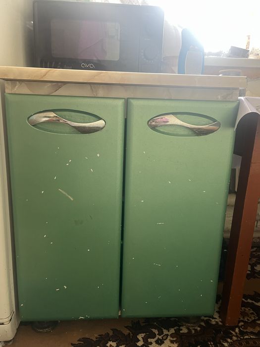 Куханный гарнитур в хорошем сосотянии кроме мойки находимся в коунырат