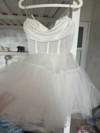 Уникална бяла рокля, която е подходяща да се носи и с кецове!