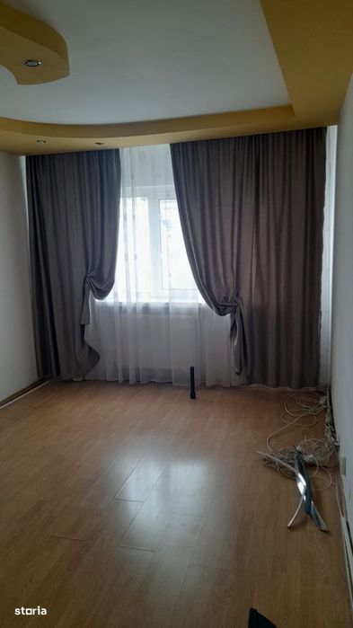 Vând apartament cu 3 camere, Mioveni
