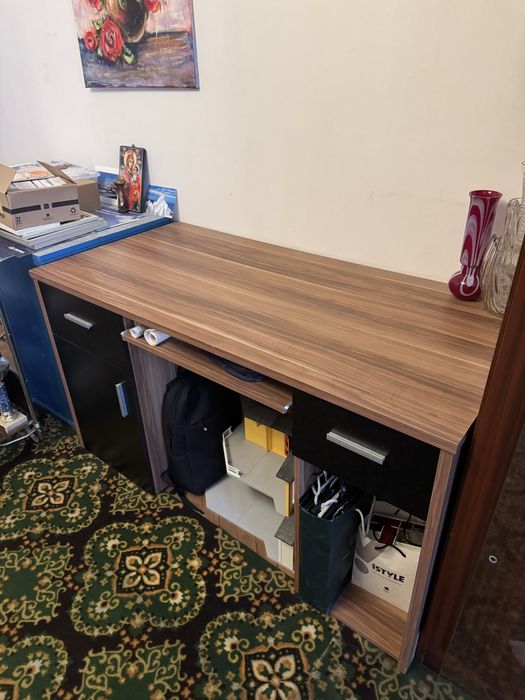 Офис Бюро Лешник с шкафове