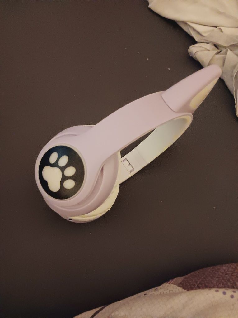 Продавам гейминг безжични слушалки тип котешки уши светещи