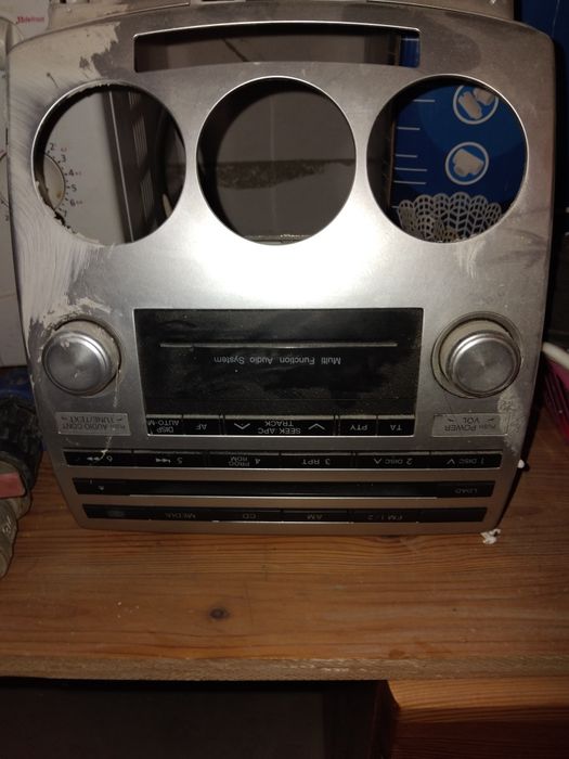 Vând Radio-Casetofon Mazda 5