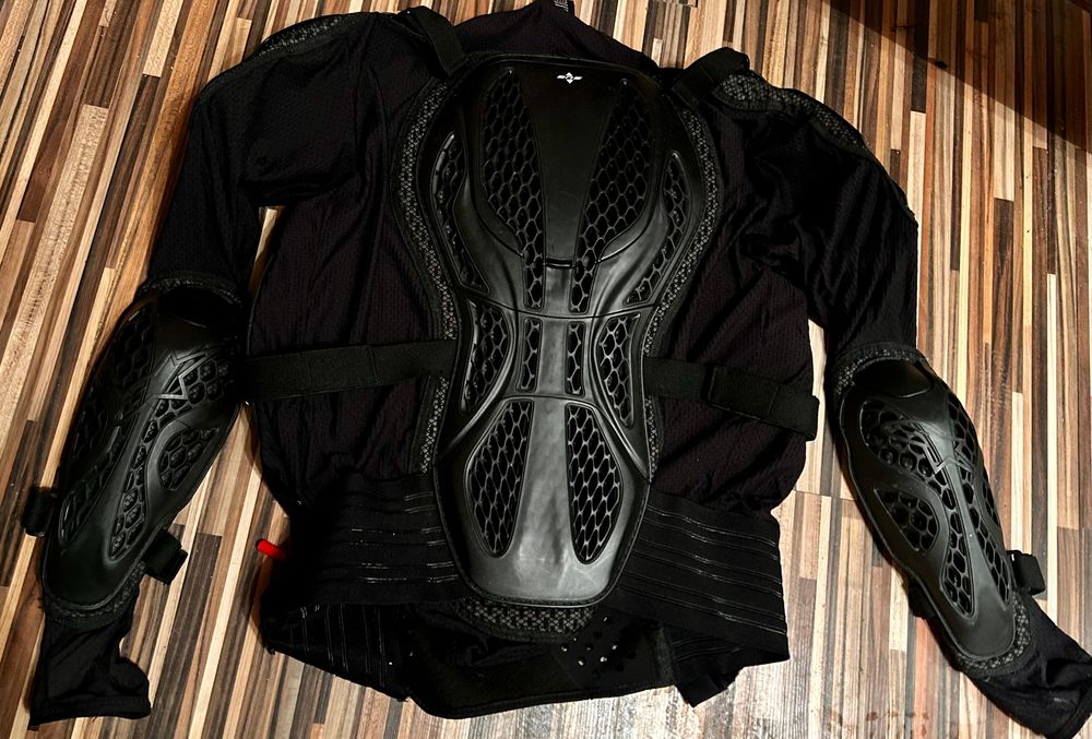 Armură Alpinestars și Genunchiere Thor pemtru motor