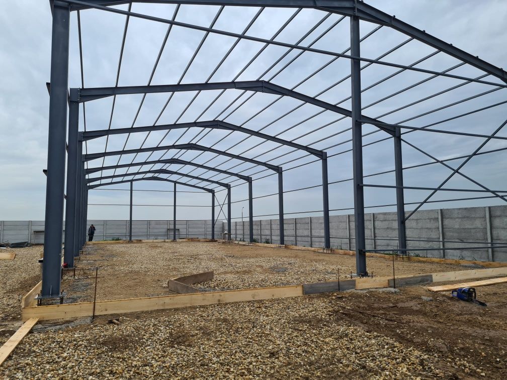Hala pe structura metalica 17x35x5-6m învelită cu panouri sandwich
