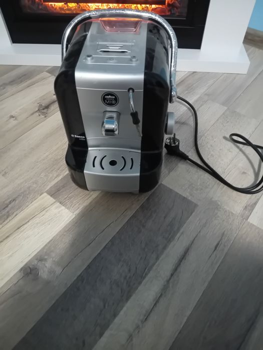 Vând aparat de făcut cafea Lavazza a modo mio