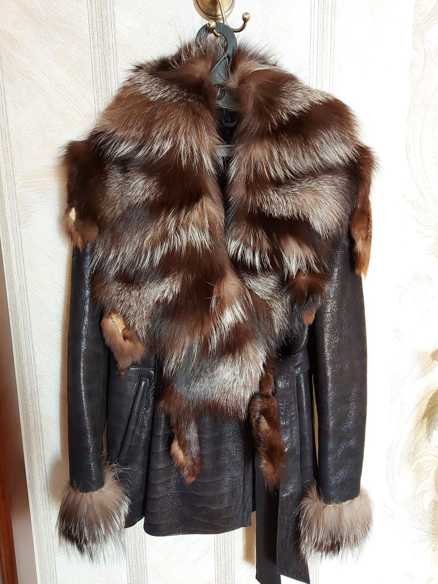 Новая кожаная куртка, дубленка.С мехом чернобурки. Размер М, 44-46.