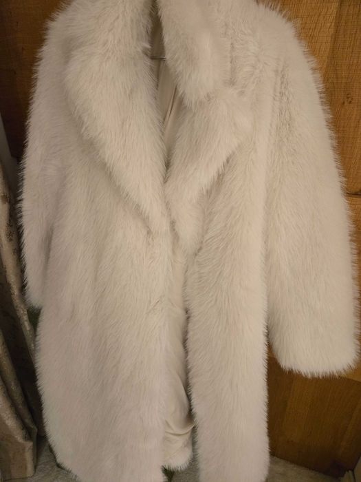 Палто Bershka много меко и топло