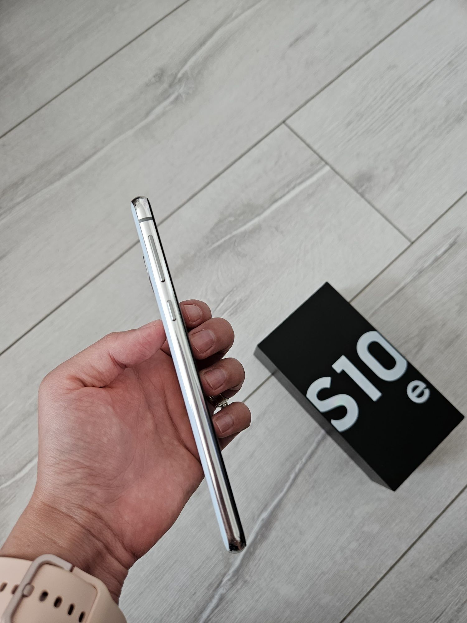 Samsung Galaxy S10e Prism white,Dual sim,128 GB + 15 бр. кейсове