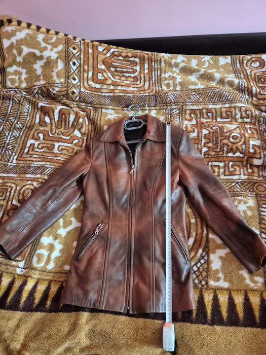 Vând geacă de piele femei  ,mărime38- 40 ,, făină,  preț 180 lei