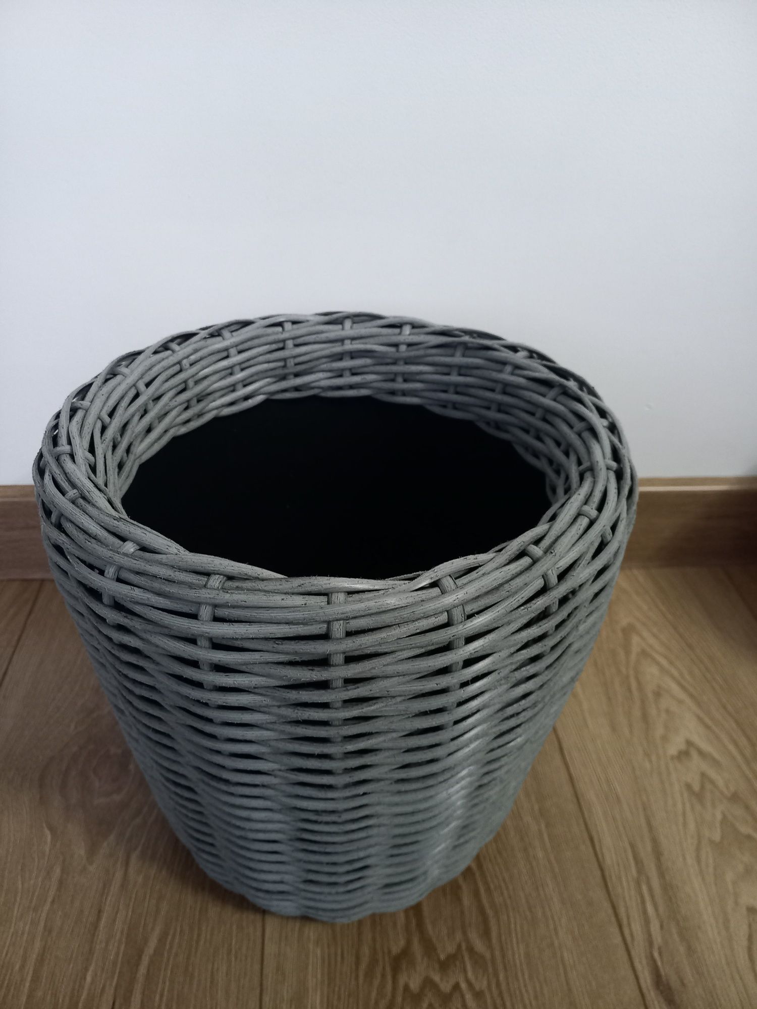 Кашпо из ротанга.