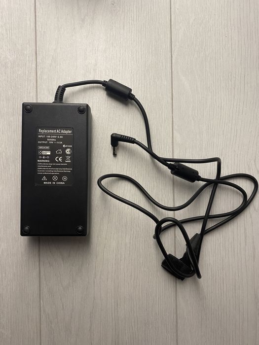 Incarcator Laptop 100-240V ~ 2.4A 50/60Hz