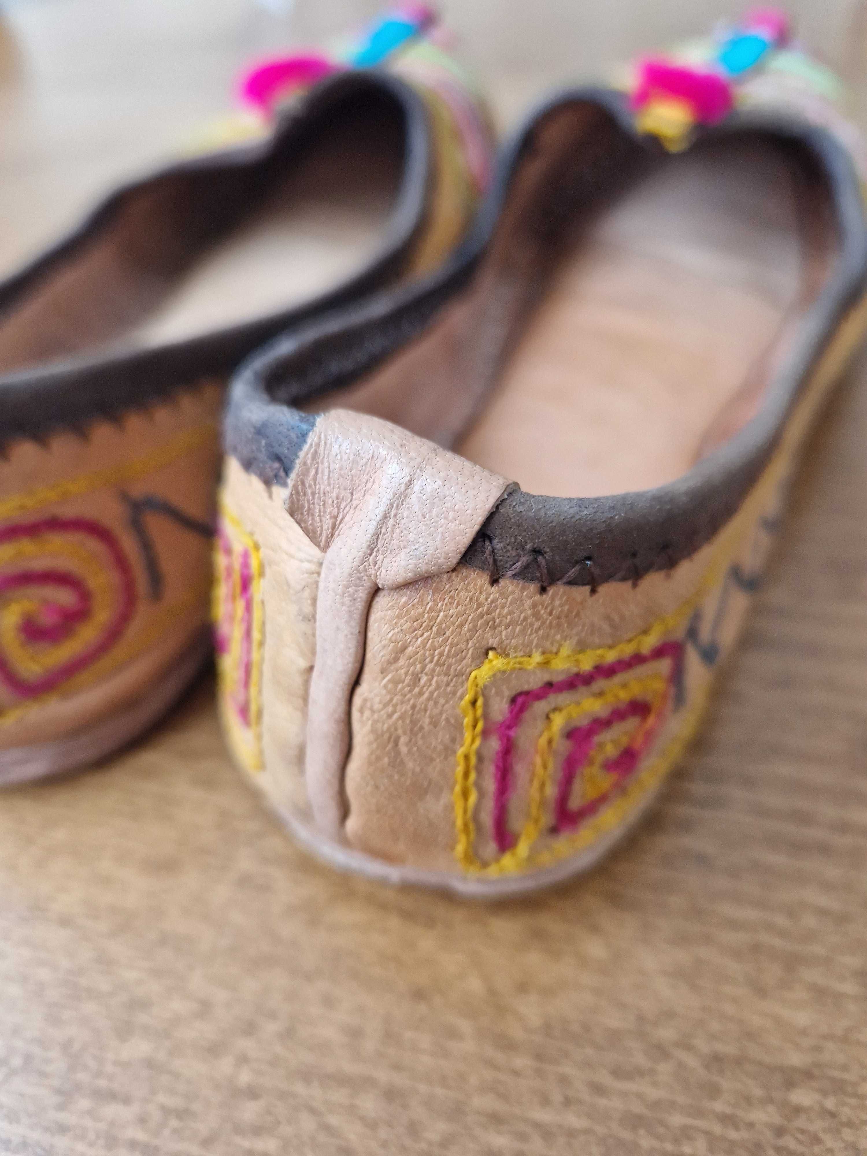 Традиционни индийски обувки от естествена кожа.
