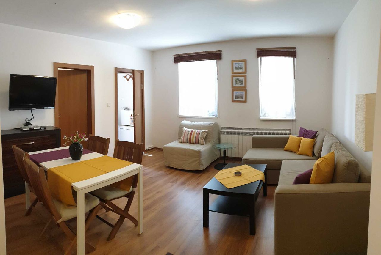 Дава се под наем Двустаен апартамент в Банско - 55 кв.м за 306 € - Снимка #1