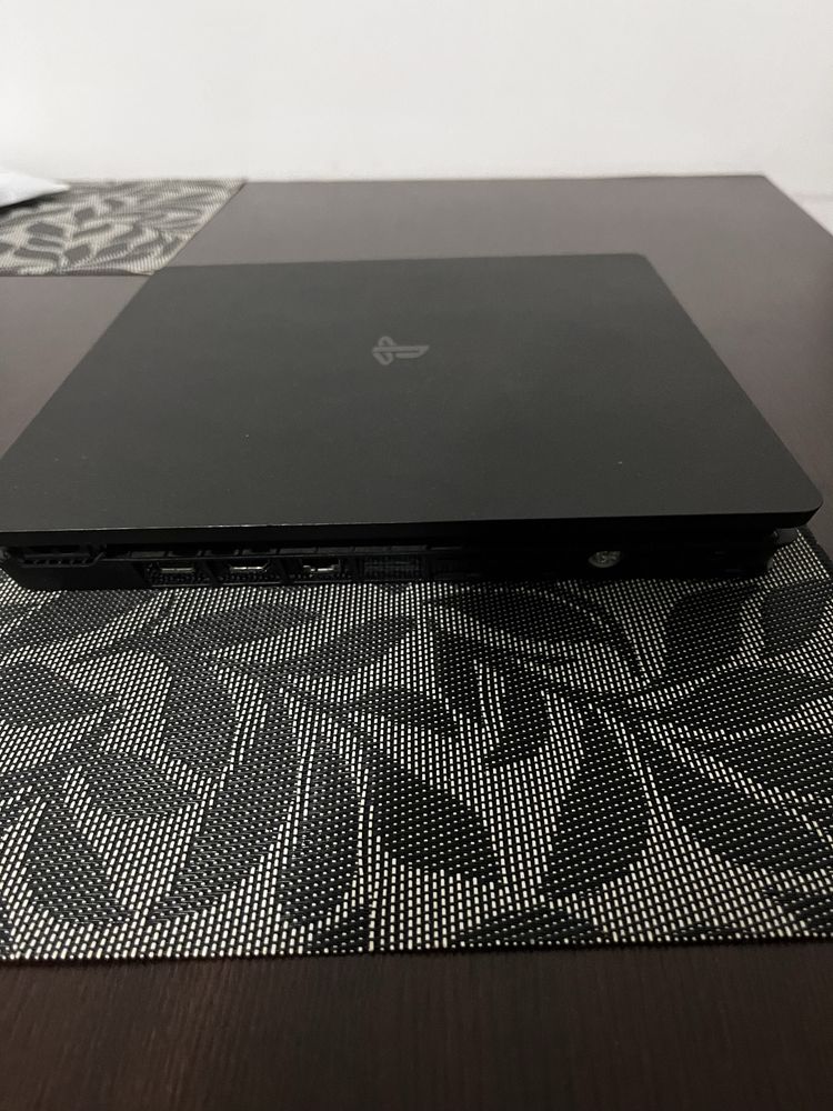 PS4 cu 2 manete + FC24, Hogwarts Legacy – stare excelentă