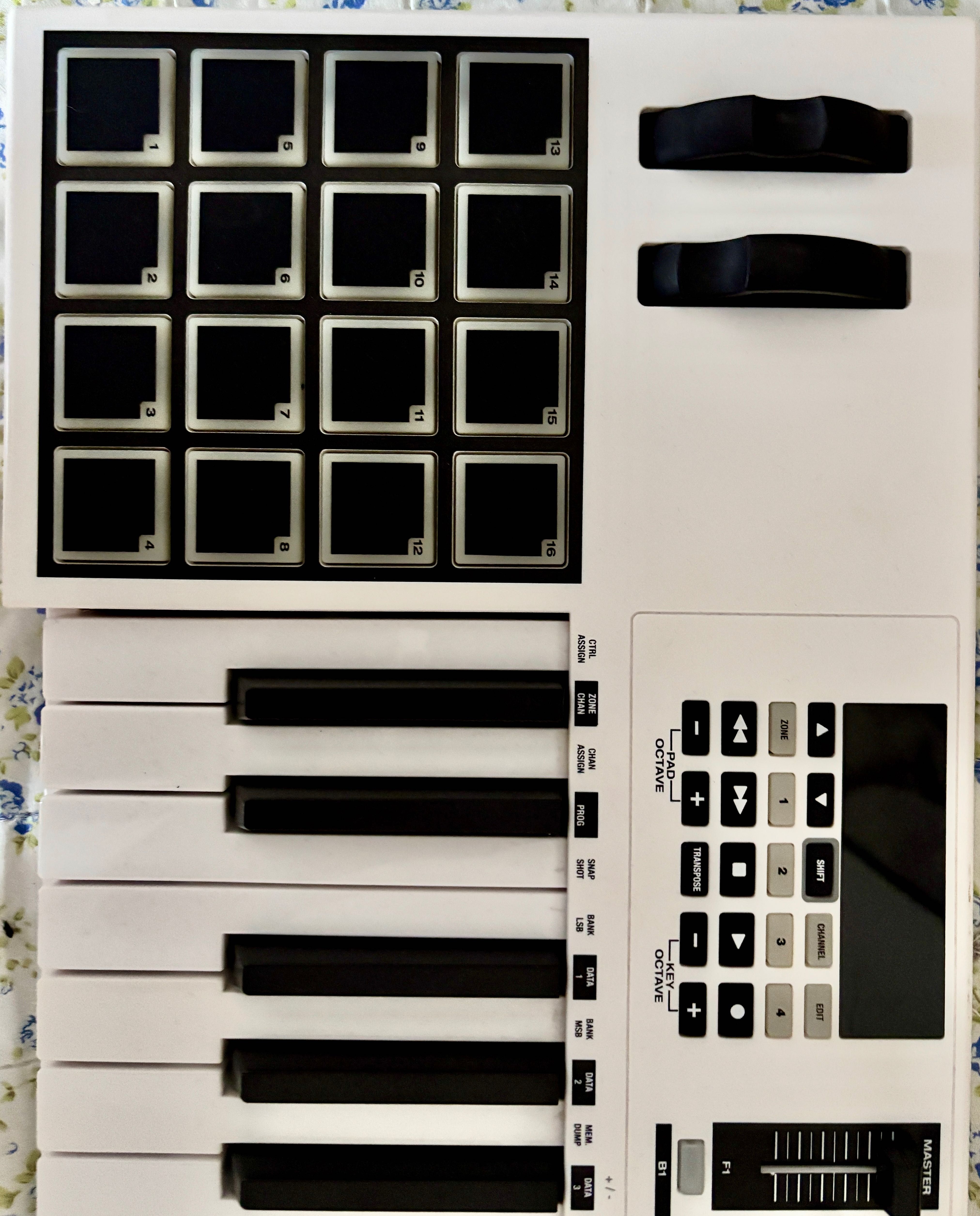 Controller MIDI M-Audio Code 61 – 61 clape, Stare impecabilă
