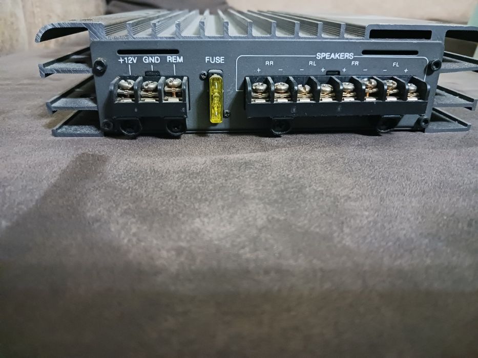 Продавам аудио усилвател за кола