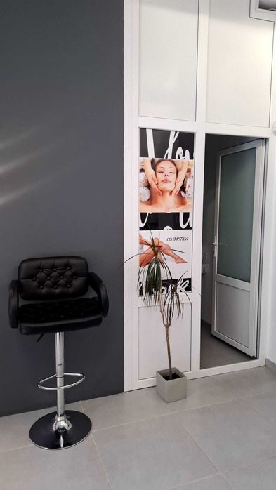 Inchiriez post de: Manichiura-pedichiura, Make-up, Coafor si Cosmetica