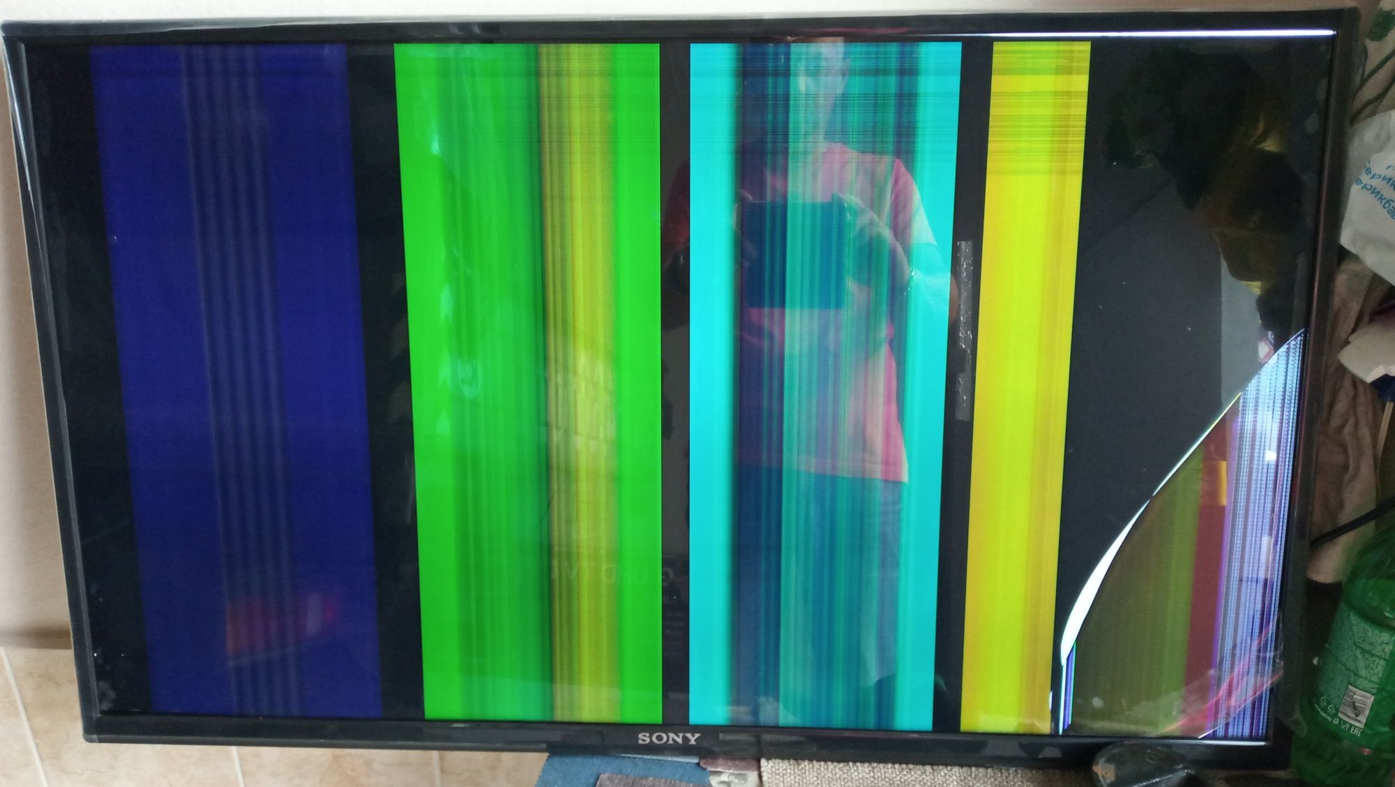 Трещина на экране. ТВ TV телевизор Sony LCD 43 дюйм