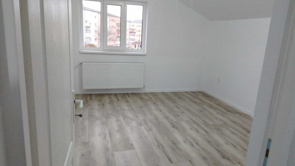 Închiriez mansardă cu 3 camere, 2 băi, un hol și o terasă